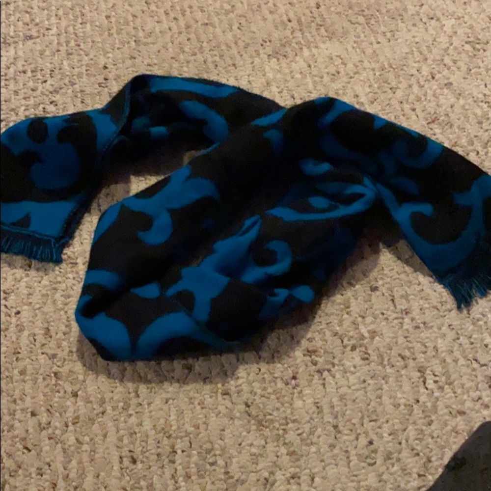 Scarfs - Picture 5 of 12